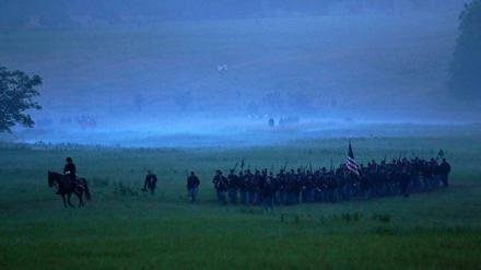 Nachstellungen historischer Ereignisse haben in den USA eine große Tradition. Zum Beginn der Feierlichkeiten zum 150. Jahrestag der Schlacht von Gettysburg in diesem Jahr stellten rund 10.000 Laienschauspieler den Schlachtverlauf nach. Das Bild zeigt, wie eine Gruppe "Unionssoldaten" am frühen Morgen das Schlachtfeld erreicht.