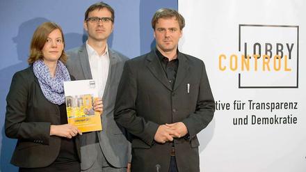 Lobbycontrol bescheinigt der Bundesregierung Tatenlosigkeit in Bezug auf Lobbyismus.
