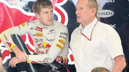 Helmut Marko spricht mit Sebastian Vettel.