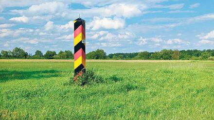 Hier irgendwo. Der Verlauf von Hoheitsgrenzen ist in Europa oft gar nicht mehr sichtbar. Manchmal deutet es ein alter Grenzstein an wie bei Zobel in Sachsen. Foto: Visum