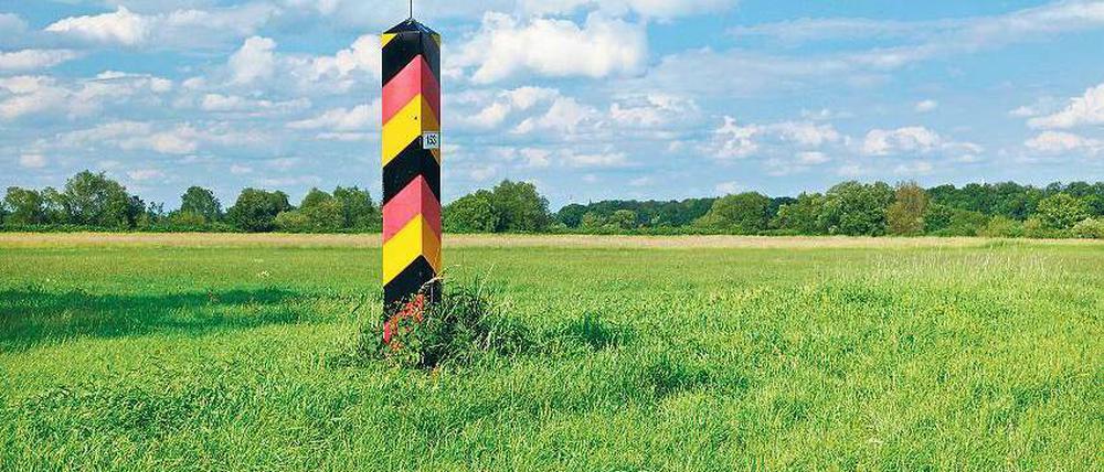 Hier irgendwo. Der Verlauf von Hoheitsgrenzen ist in Europa oft gar nicht mehr sichtbar. Manchmal deutet es ein alter Grenzstein an wie bei Zobel in Sachsen. Foto: Visum
