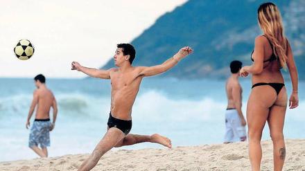 Spiele im Sand. Strand und Fußball gehören in Brasilien einfach zusammen. Etliche Stars haben hier das Kicken gelernt.