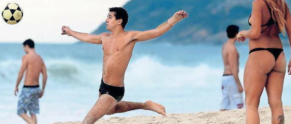 Spiele im Sand. Strand und Fußball gehören in Brasilien einfach zusammen. Etliche Stars haben hier das Kicken gelernt.