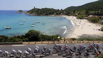 Die erste Etappe führte das Peloton von Porto Vecchio nach Bastia, bei schöner Aussicht auf die Strände von Korsika.