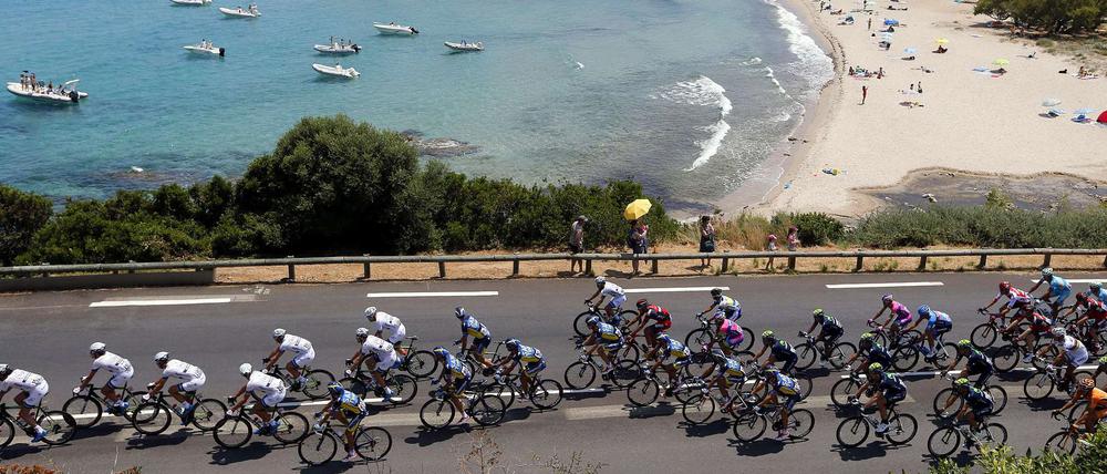 Die erste Etappe führte das Peloton von Porto Vecchio nach Bastia, bei schöner Aussicht auf die Strände von Korsika.