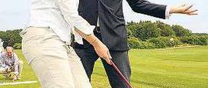Abschlag. Die Schauspieler Rupert Averett und Martina Gedeck hatten offenbar Spaß beim Charity-Golfen. Foto: People Image