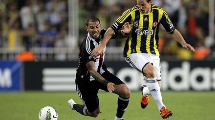 Nur noch national. Fenerbahce's Reto Ziegler (li.) und Besiktas' Ricardo Quaresma.