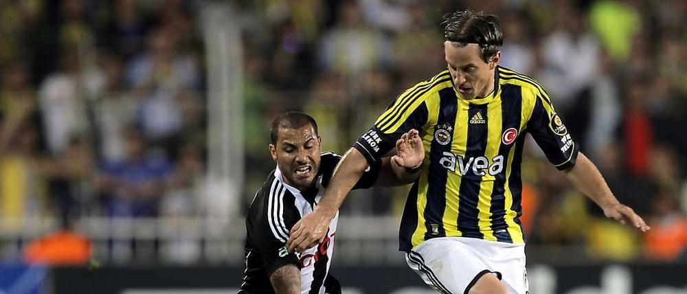 Nur noch national. Fenerbahce's Reto Ziegler (li.) und Besiktas' Ricardo Quaresma.