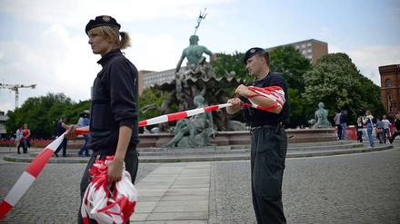Am Freitag wurde am Alexanderplatz ein 31-jähriger Mann erschossen. Er hatte zuvor nackt im Neptunbrunnen gesessen und sich mit einem Messer verletzt.