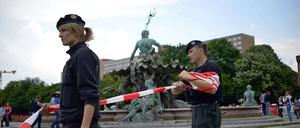 Am Freitag wurde am Alexanderplatz ein 31-jähriger Mann erschossen. Er hatte zuvor nackt im Neptunbrunnen gesessen und sich mit einem Messer verletzt.
