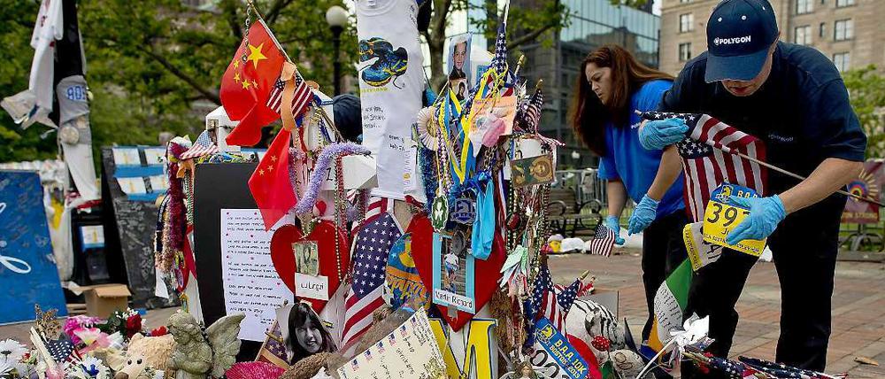 In Boston wird den Opfern des Boston-Attentats mit Blumen und Fahnen gedacht.