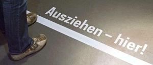 Ein Schriftzug auf dem Boden der lautet: Ausziehen- hier!