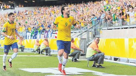 Freude im Stadion, Protest außerhalb. Selten war der Fußball so politisch wie während des Confed-Cups. Auch der Erfolg der Seleçao (mit Fred und Neymar, v.r.) konnte nicht von den wirklich wichtigen Themen ablenken.