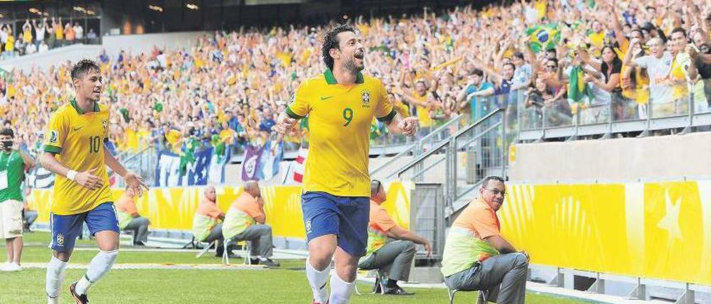 Freude im Stadion, Protest außerhalb. Selten war der Fußball so politisch wie während des Confed-Cups. Auch der Erfolg der Seleçao (mit Fred und Neymar, v.r.) konnte nicht von den wirklich wichtigen Themen ablenken.