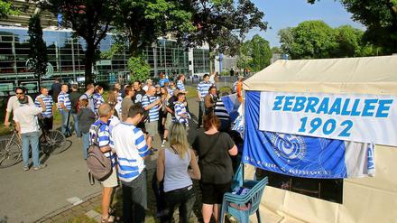 Retter aus Leidenschaft: Vor dem Stadion des MSV Duisburg werden Retter-Shirts verkauft.