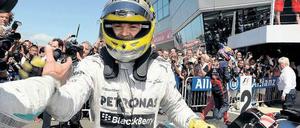 Kinder, war das aufregend. Nico Rosberg holt sich nach seinem Triumph in Silverstone die ersten Glückwünsche ab. Foto: Reuters