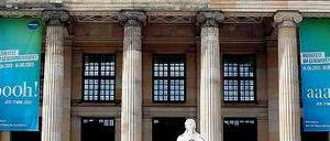 Nicht nur Musike drin. Das Konzerthaus am Gendarmenmarkt gehört zu den prominentesten Opfern des steigenden Grundwassers. Es steht mitten im Urstromtal. Foto: dpa