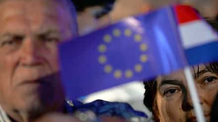 Menschen mit Europa-Flagge