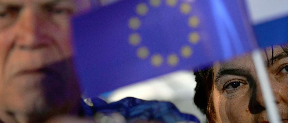 Menschen mit Europa-Flagge
