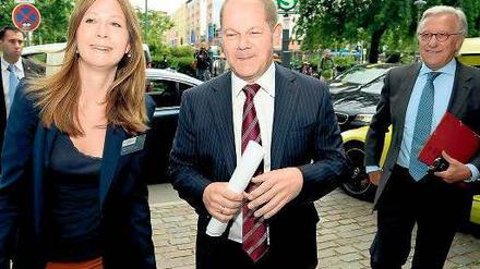 Redakteurin Maris Hubschmid begrüßt Hamburgs Ersten Bürgermeister Olaf Scholz (SPD) und Senatsdirektor Franz J. Klein. 