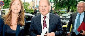 Redakteurin Maris Hubschmid begrüßt Hamburgs Ersten Bürgermeister Olaf Scholz (SPD) und Senatsdirektor Franz J. Klein. 
