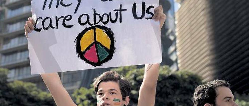 Mal herschauen. Die Proteste, hier in Belo Horizonte, richten sich vor allem gegen die tiefe soziale Spaltung und die Korruption in Brasilien. Foto: AFP