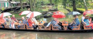 Im Spreewald ist man für alle Wetter gerüstet. Nach dem Hochwasser fährt längst wieder alles – und sollte es doch mal regnen, haben die Kahnfährleute selbst Schirme dabei. Aber das Wetter soll ja langsam sommerlicher werden.