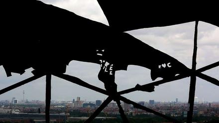 Blick aus dem Innern durch die in Teilen zerstörte Kuppel der NSA-Abhöranlage auf dem Berliner Teufelsberg auf das Panorama der Stadt.