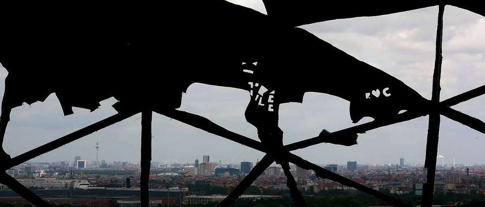Blick aus dem Innern durch die in Teilen zerstörte Kuppel der NSA-Abhöranlage auf dem Berliner Teufelsberg auf das Panorama der Stadt.