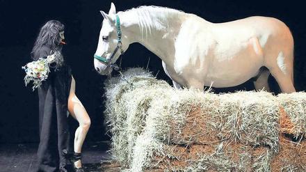 „Ich bin nicht hübsch“: Das sagt die Performerin Angélica Liddell von sich selbst. Aber was für ein herrliches Pferd! Foto: Fieguth