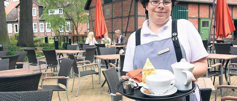 Immer fröhlich. Nadine Deiters arbeitet im Hotel Am Kloster im niedersächsischen Wienhausen und freut sich, täglich neue Menschen um sich herum zu haben. 