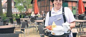 Immer fröhlich. Nadine Deiters arbeitet im Hotel Am Kloster im niedersächsischen Wienhausen und freut sich, täglich neue Menschen um sich herum zu haben.