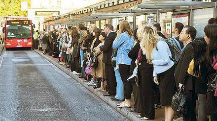 Tadellos. Auch die eiligen Londoner zeigen Disziplin und formen die Queue. Foto: AFP