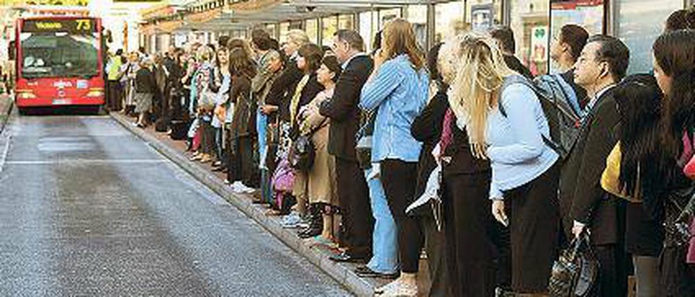 Tadellos. Auch die eiligen Londoner zeigen Disziplin und formen die Queue. Foto: AFP