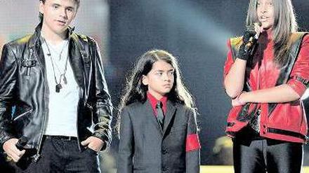 Drei Jacksons. Prince (l.) sagte als erstes Familienmitglied im Prozess aus. Foto: dpa