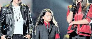 Drei Jacksons. Prince (l.) sagte als erstes Familienmitglied im Prozess aus. Foto: dpa