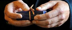 Hier gibt's was geschenkt: Wer einen neuen Stromvertrag abschließt, wird oft mit Bonusgeschenken gelockt.