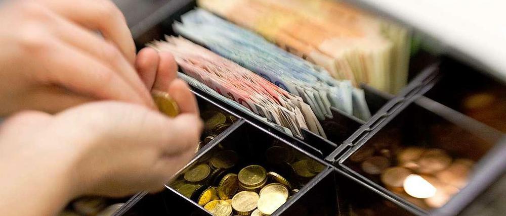 Bitte zur Kasse. Einige Anbieter bieten Strom gegen Vorkasse.