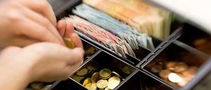 Bitte zur Kasse. Einige Anbieter bieten Strom gegen Vorkasse.