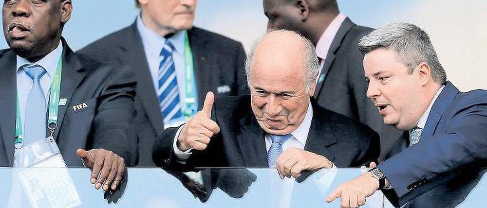 Freunde, wo ist das Fairplay? Fifa-Präsident Joseph Blatter (Mitte) hat kein Verständnis für die Proteste in Brasilien.