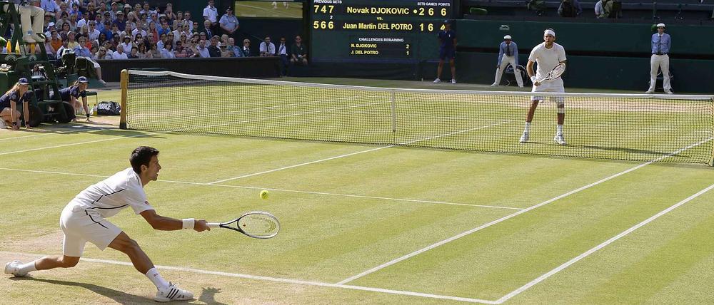 Novak Djokovic (vorn) musste im Halbfinale gegen Juan Martin del Potro alles geben.