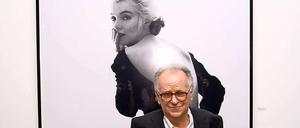 Der US-amerikanische Fotograf Bert Stern vor einer seiner berühmtesten Aufnahmen. 