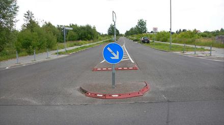 Mit Knickfuß. Dieses Schild steht in Bohnsdorf. Es sieht fast normal aus - fast.