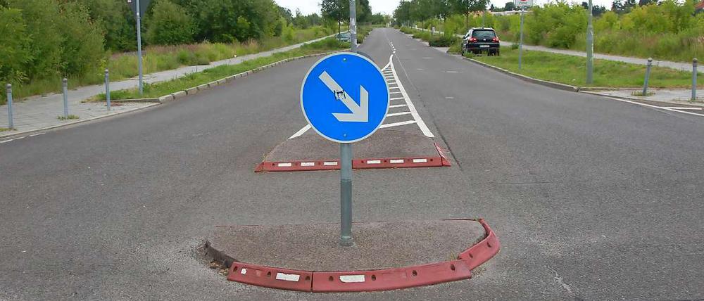 Mit Knickfuß. Dieses Schild steht in Bohnsdorf. Es sieht fast normal aus - fast.
