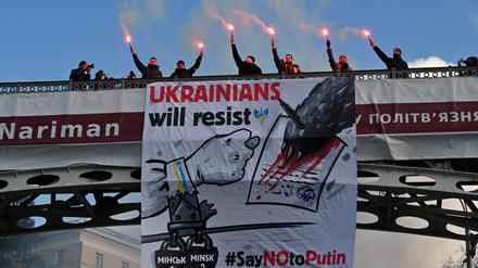 Demonstranten protestieren am 12. Februar in Kiew gegen die russische Bedrohung.