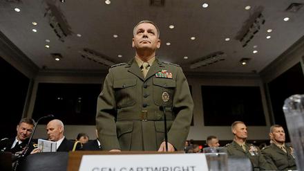 Das Bild zeigt den General stehend von schräg unten, er trägt eine Uniform.