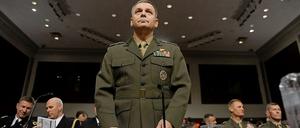 Das Bild zeigt den General stehend von schräg unten, er trägt eine Uniform.