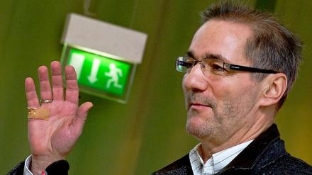 Matthias Platzeck hebt bei einem Landesparteitag im März die Hand zum Gruß, er trägt ein Pflaster an der Handkante.
