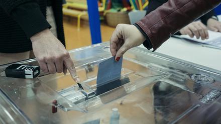 Menschen geben bei der Präsidentschaftswahl 2017 ihre Stimme ab.