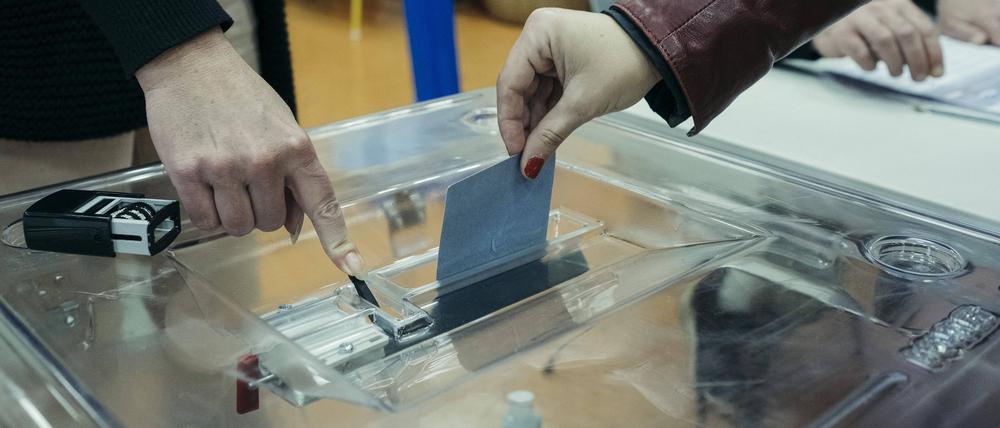 Menschen geben bei der Präsidentschaftswahl 2017 ihre Stimme ab.